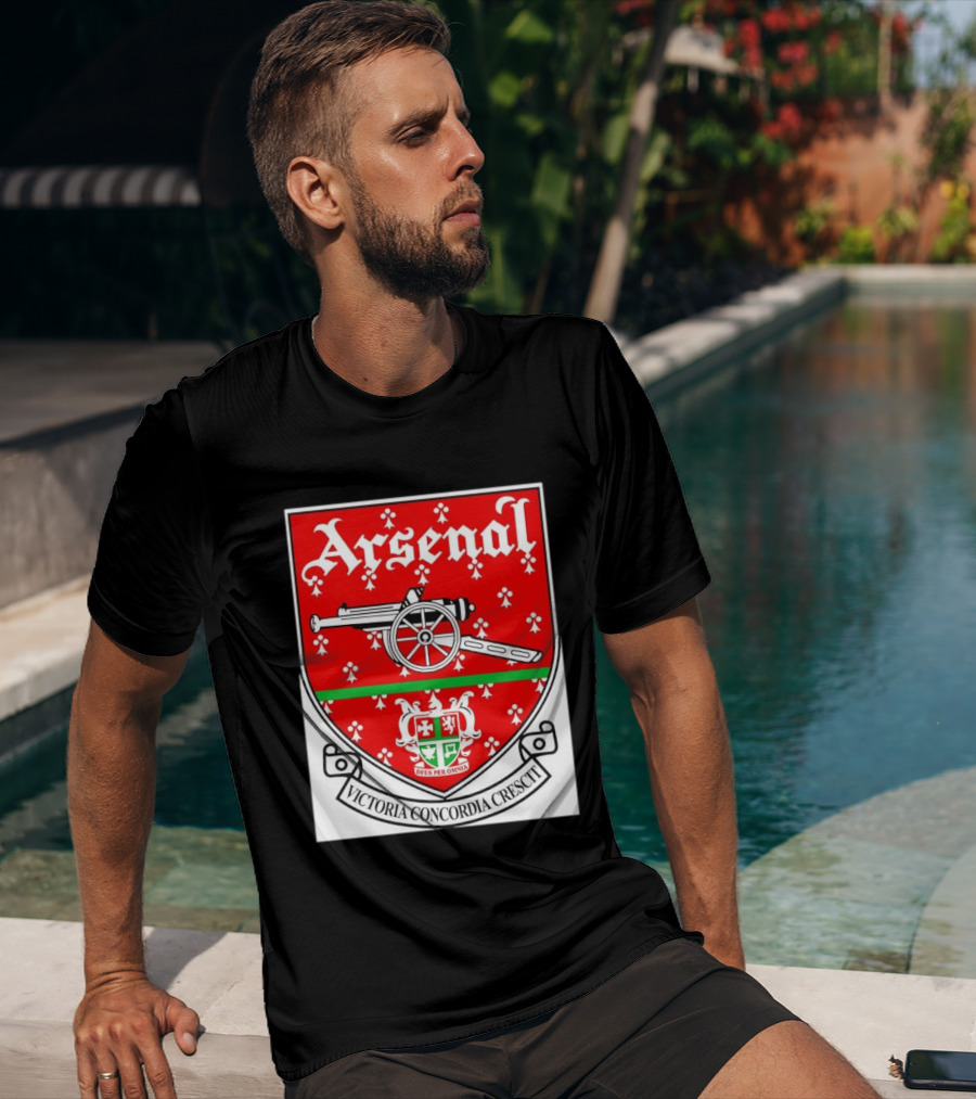 Arsenal FC Victoria Concordia Crescit Deus Per Omnia Crest Featuring Classic Cannon And Shield T-Shirt