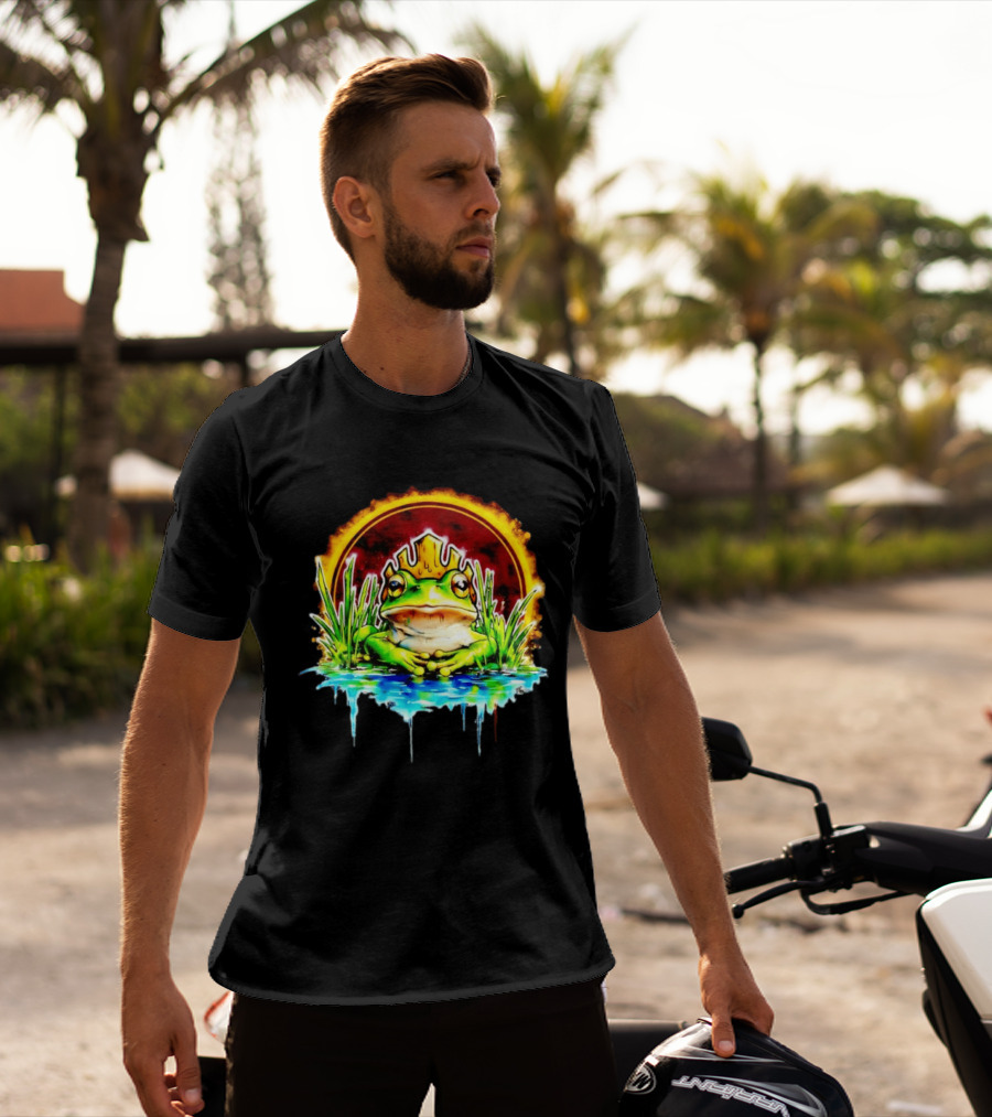 Frog King Crown Pond Nature Amphibian Wildlife Majestic Regal Water Scene T-Shirt