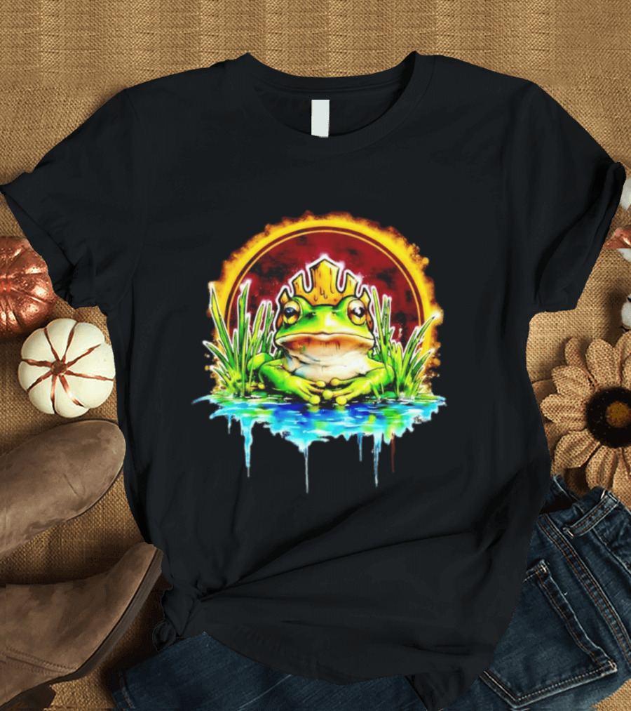 Frog King Crown Pond Nature Amphibian Wildlife Majestic Regal Water Scene T-Shirt