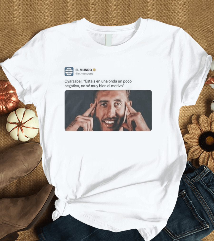 El Mundo Oyarzabal Estais En Una Onda Un Poco Negativa Sonriente Hombre T-Shirt