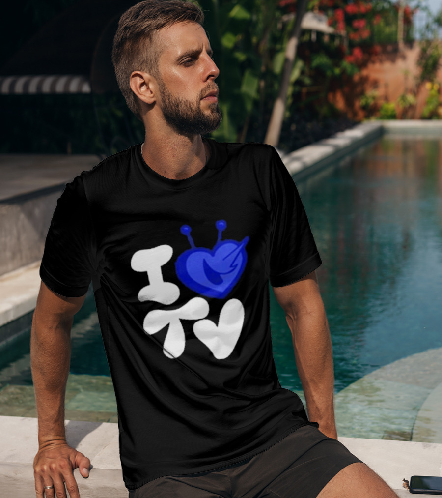 Paperboxmart I Love TV Blue Heart Antenna T-Shirt