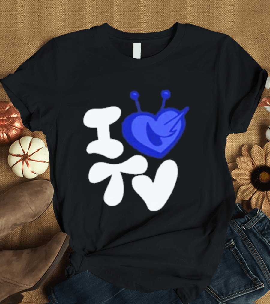 Paperboxmart I Love TV Blue Heart Antenna T-Shirt