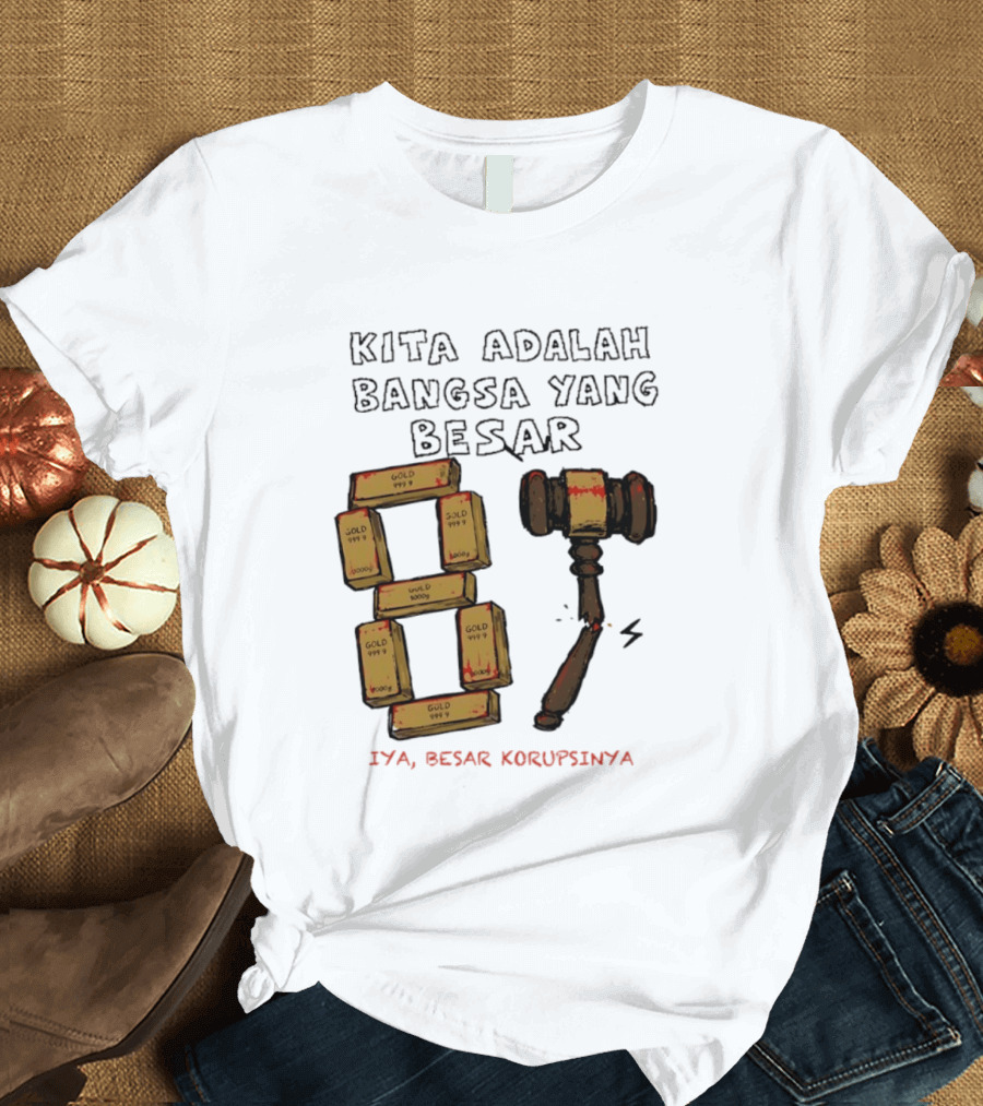 Kita Adalah Bangsa Yang Besar Iya Besar Korupsinya Gold Bars And Gavel T-Shirt
