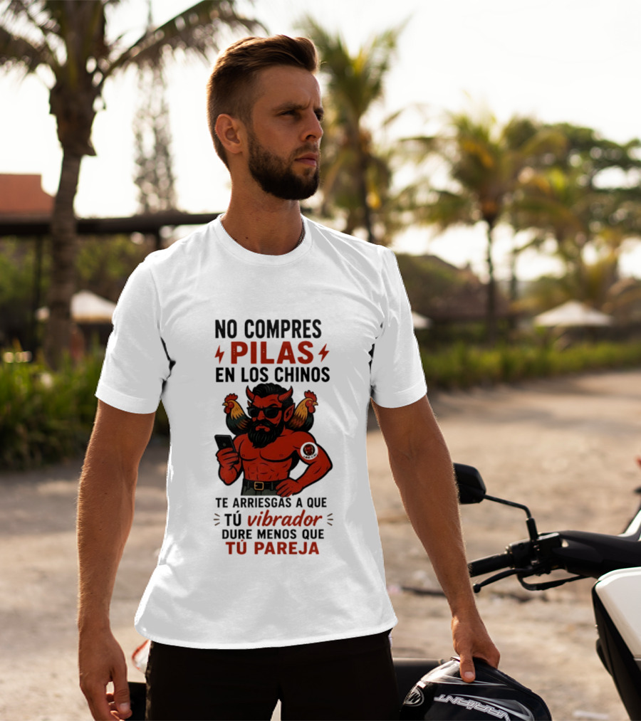 No Compres Pilas En Los Chinos Te Arriesgas A Que Tu Vibrador Dure Menos Que Tu Pareja Demonio Rojo Con Gallos Vibrador Humorístico T-Shirt