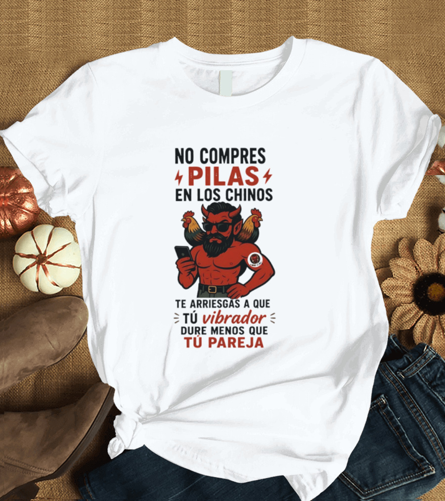 No Compres Pilas En Los Chinos Te Arriesgas A Que Tu Vibrador Dure Menos Que Tu Pareja Demonio Rojo Con Gallos Vibrador Humorístico T-Shirt