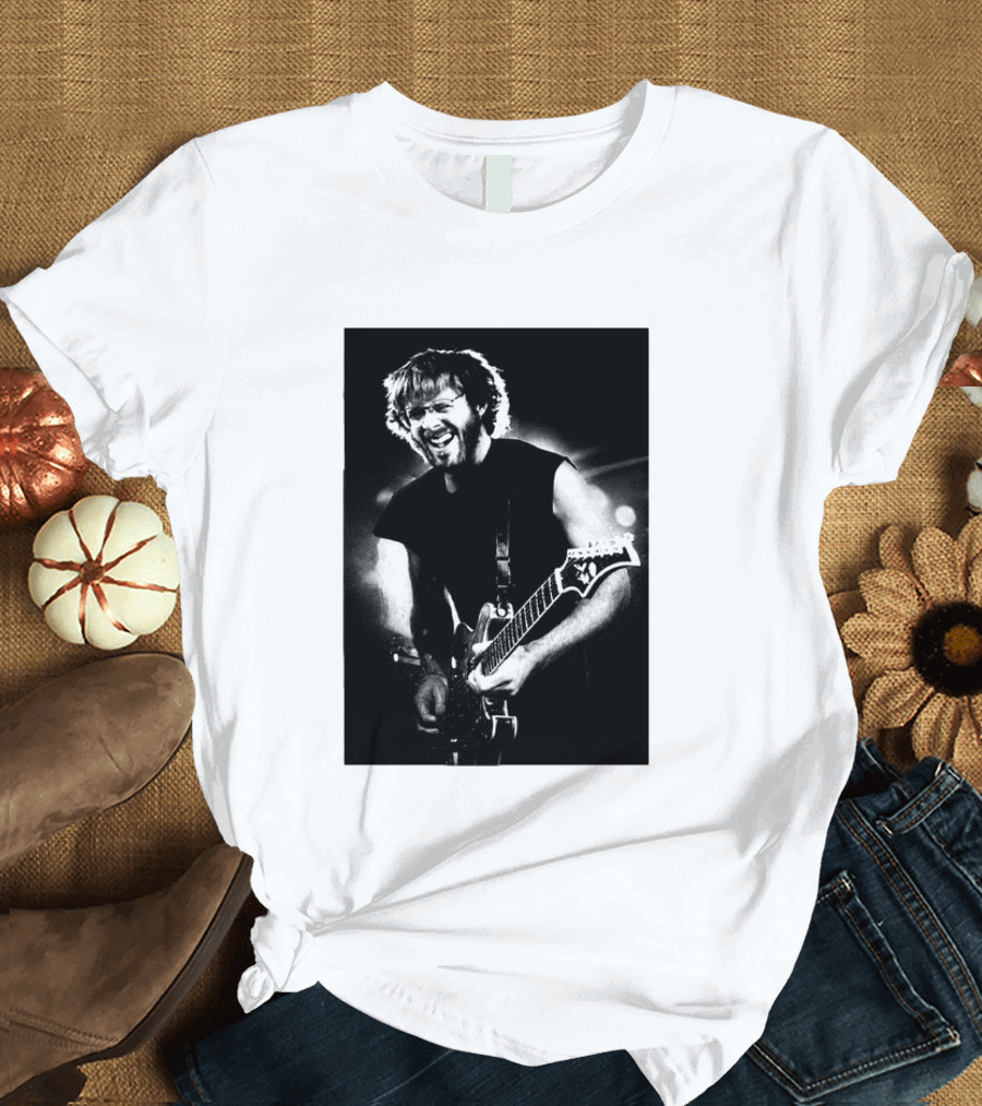 Phish Trey Anastasio Iconic Live Performance Guitarist Black And White Image T-Shirt