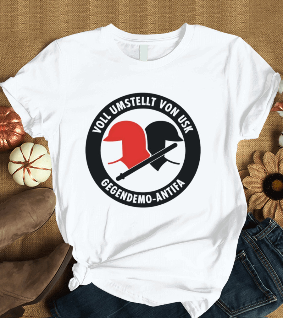 Voll Umstellt Von USK Gegendemo Antifa Helmet T-Shirt