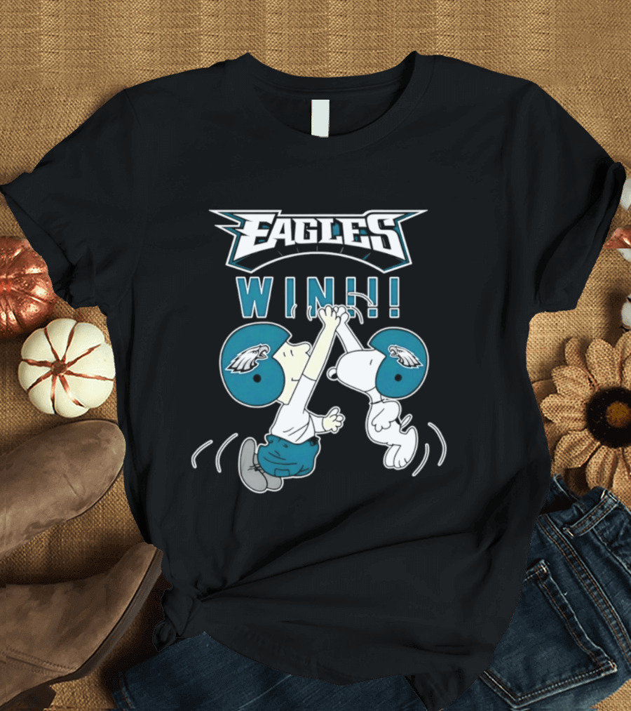 Philadelphia Eagles Win Peanuts Snoopy And Charlie Brown High Five T-Shirt