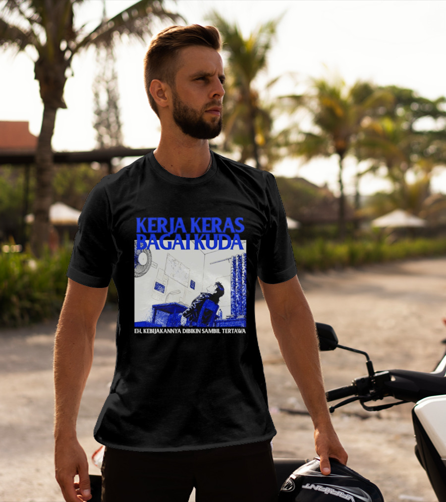 Kerja Keras Bagai Kuda Eh Kebijakannya Dibikin Sambil Tertawa Komik Pria Duduk Meja Dan Layar T-Shirt