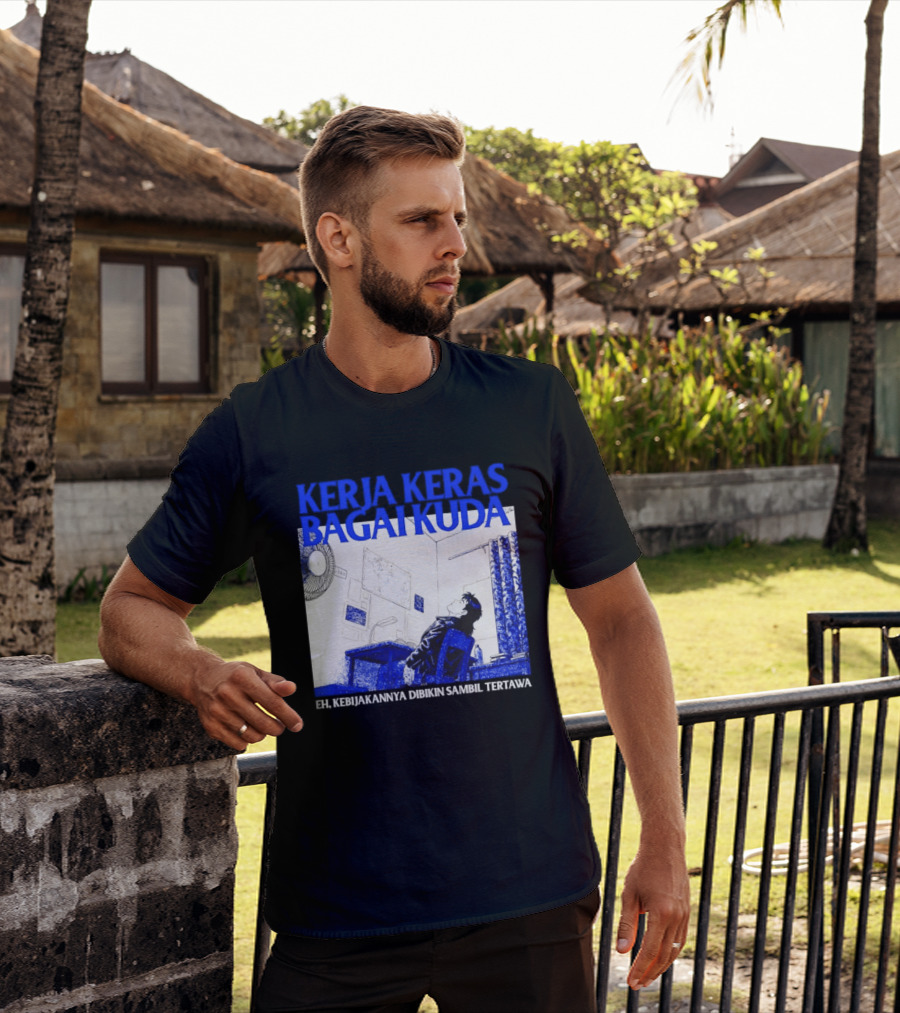 Kerja Keras Bagai Kuda Eh Kebijakannya Dibikin Sambil Tertawa Komik Pria Duduk Meja Dan Layar T-Shirt