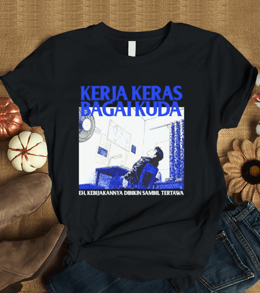 Kerja Keras Bagai Kuda Eh Kebijakannya Dibikin Sambil Tertawa Komik Pria Duduk Meja Dan Layar T-Shirt