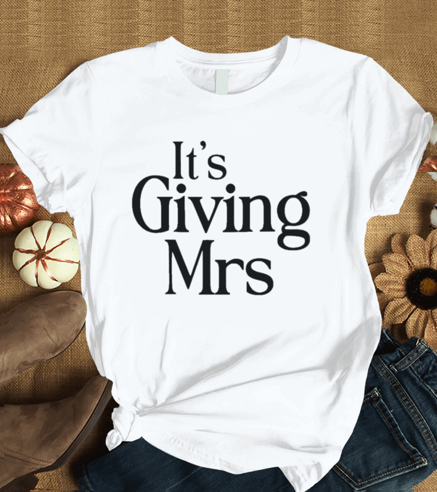 NaomiSky15 It's Giving Mrs T-Shirt