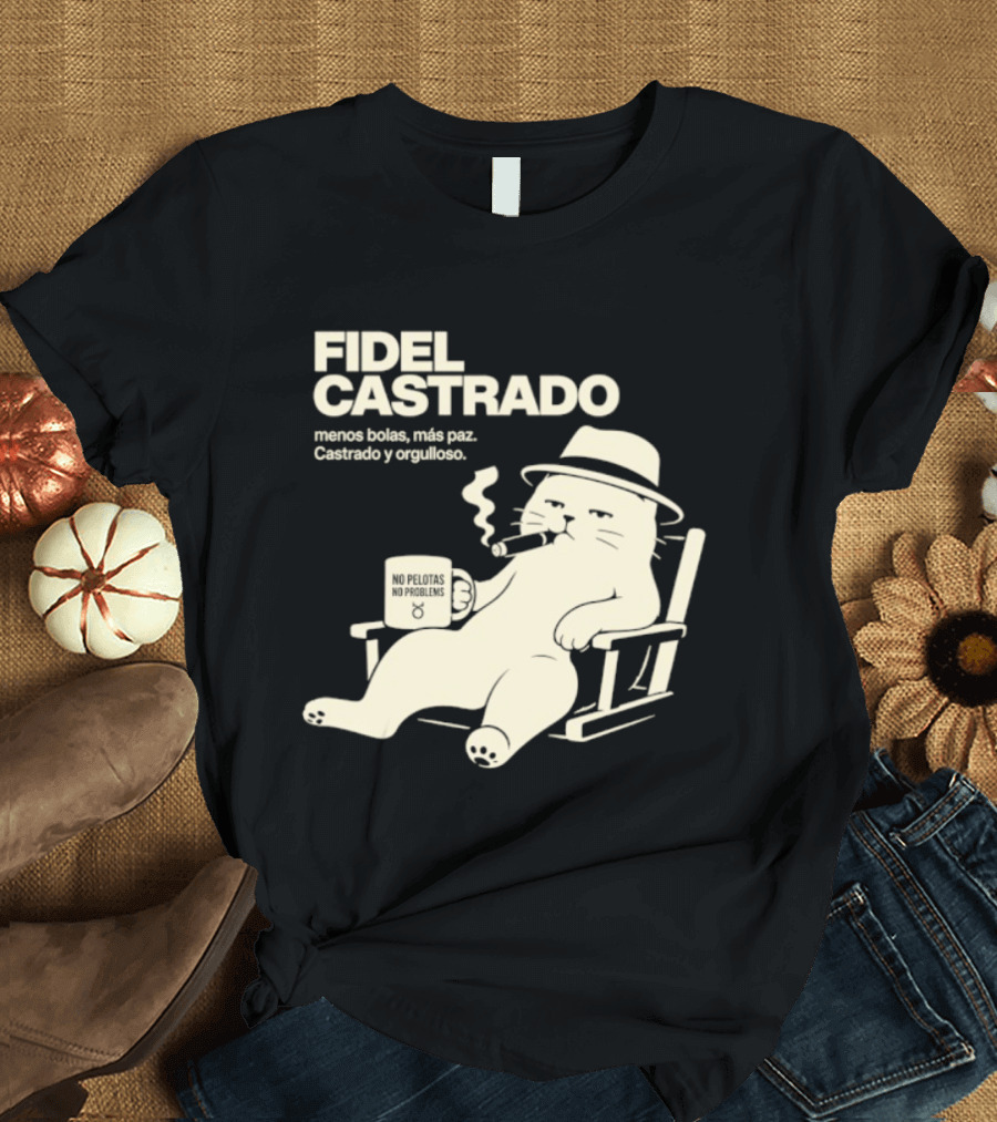 Fidel Castrado Menos Bolas Mas Paz Cat Con Silla Sombrero Cigarro T-Shirt