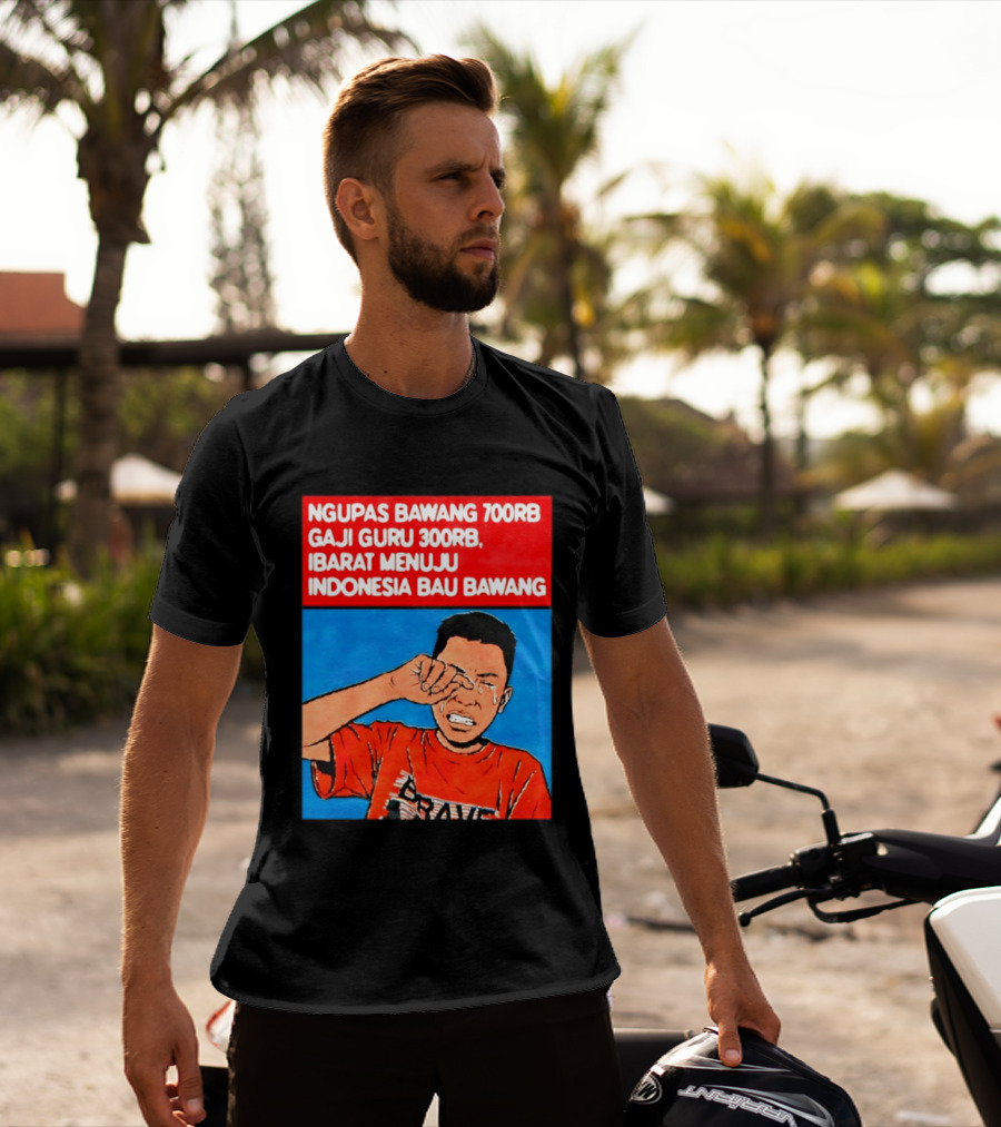 Ngupas Bawang 700rb Gaji Guru 300rb Ibarat Menuju Indonesia Bau Bawang T-Shirt