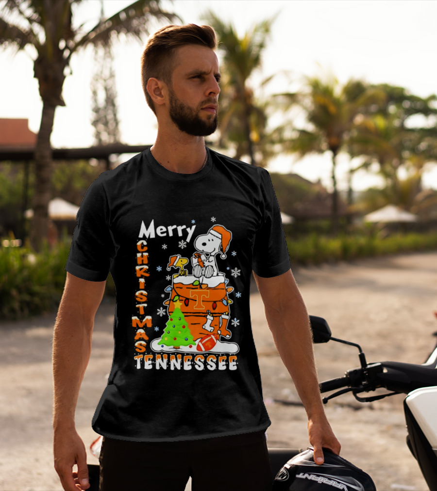 Snoopy Woodstock Christmas 2026 Tennessee Volunteers Football Santa Hat T-Shirt