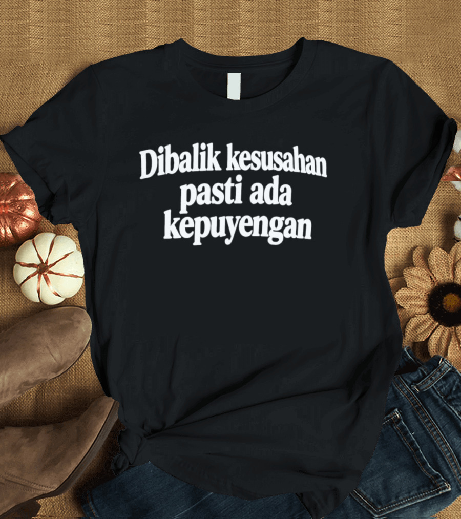 Dibalik Kesusahan Pasti Ada Kepuyengan Humor Indonesia T-Shirt