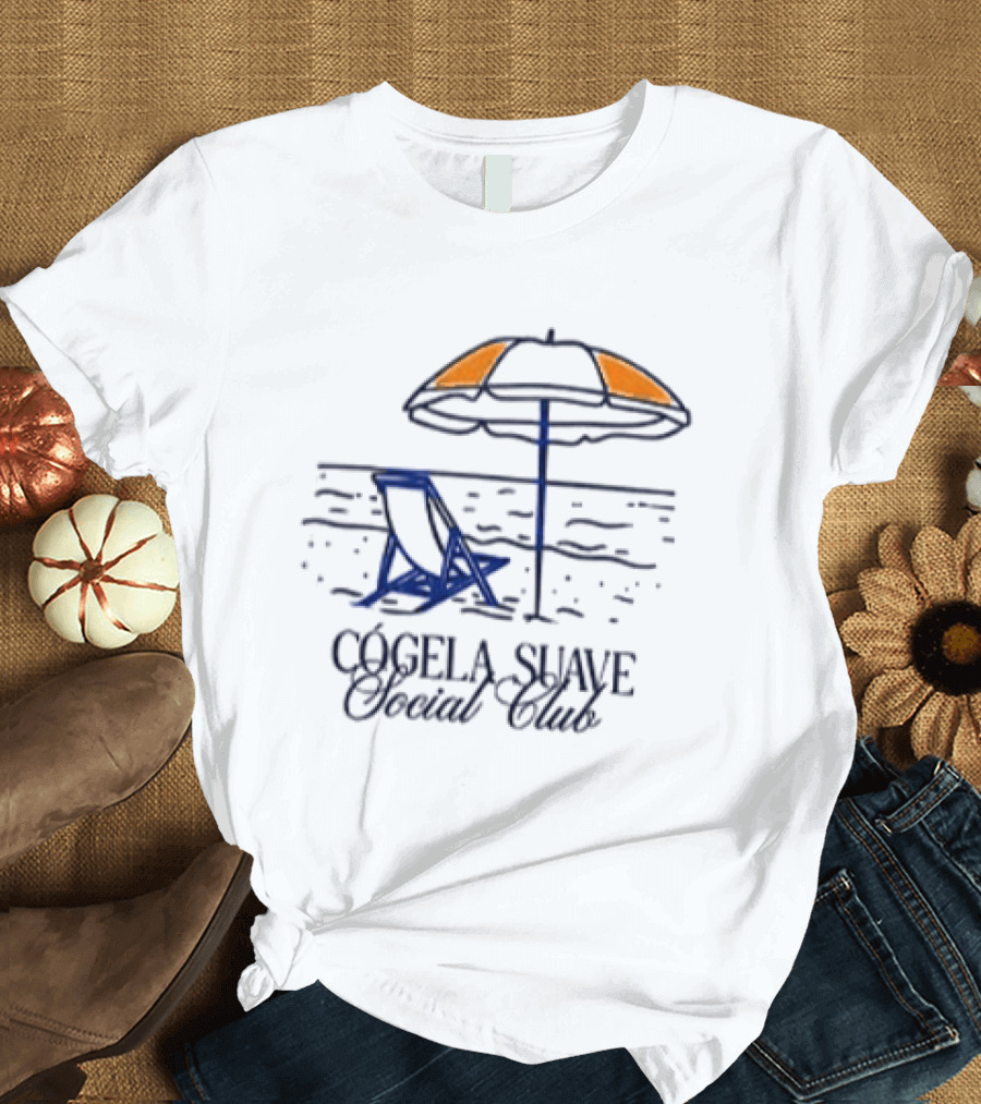 CógeLa Suave Social Club Esto Es Un Ratico Mañana No Se Sabe Playa Y Sombrilla T-Shirt