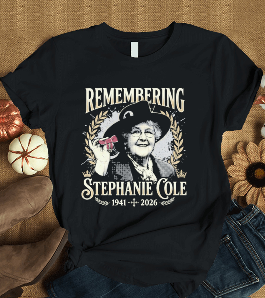 Remembering Stephanie Cole 1941 2026 Red Bow Laurel Wreath T-Shirt