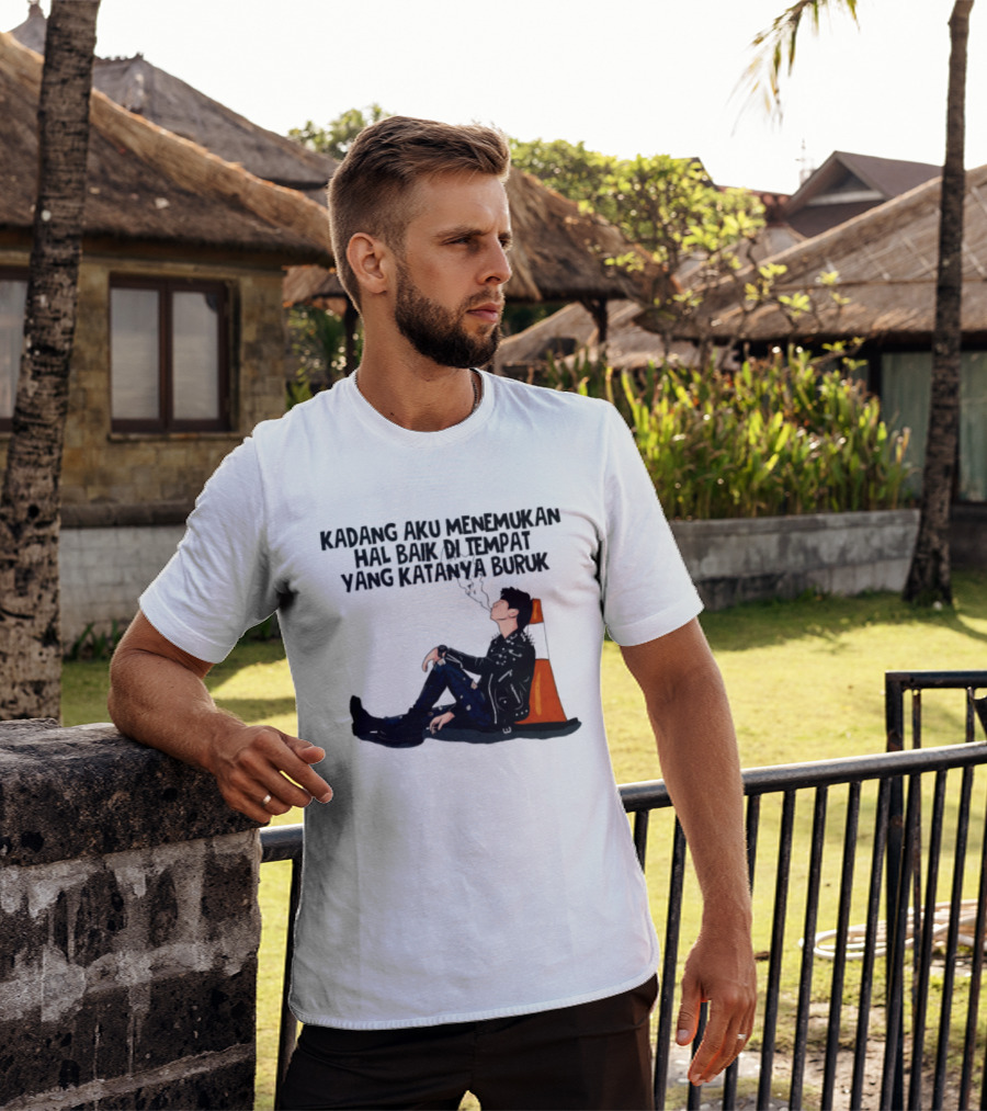 Kadang Aku Menemukan Hal Baik Di Tempat Yang Katanya Buruk Dengan Sosok Beristirahat Di Kursi Oranye T-Shirt