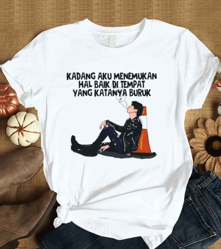 Kadang Aku Menemukan Hal Baik Di Tempat Yang Katanya Buruk Dengan Sosok Beristirahat Di Kursi Oranye T-Shirt