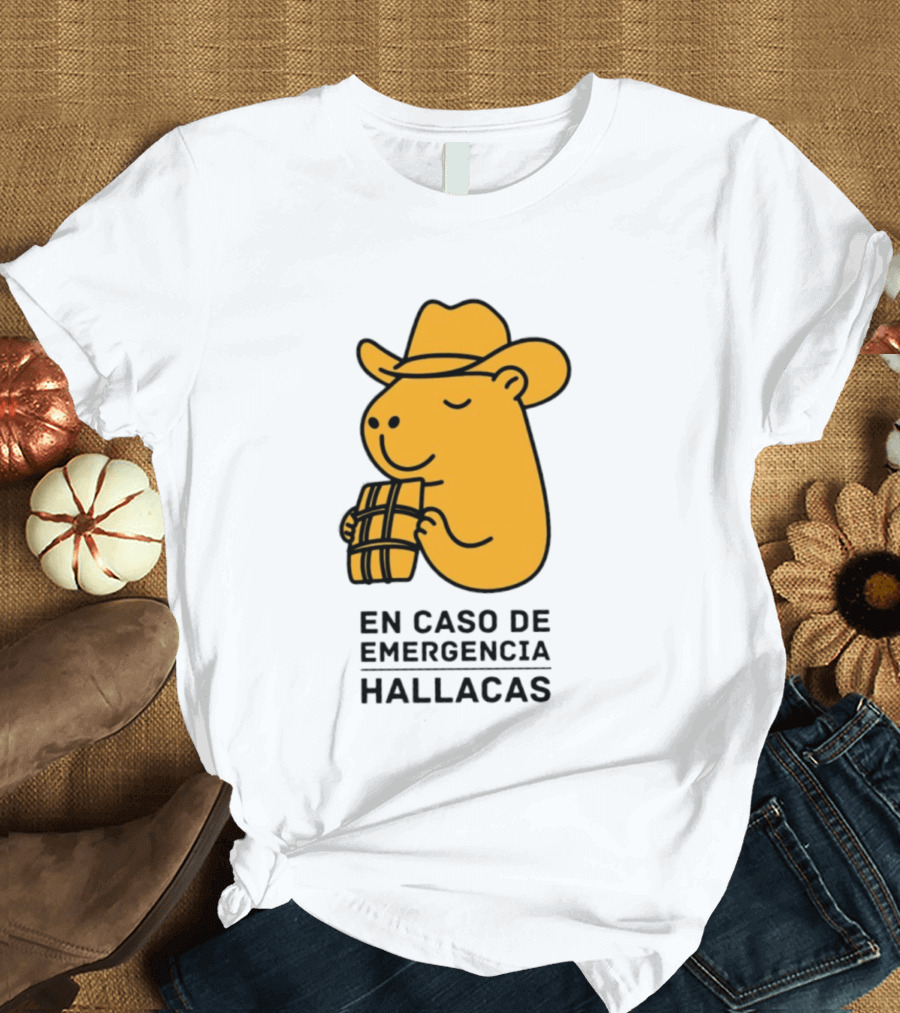 En Caso De Emergencia Hallacas Capybara Cowboy Hat T-Shirt