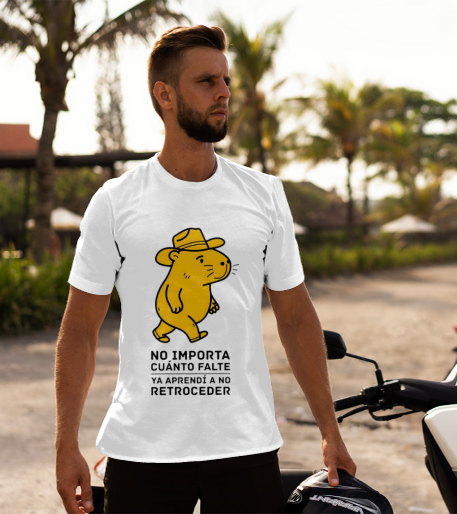 Capybara No Importa Cuánto Falte Ya Aprendí A No Retroceder Sombrero Amarillo T-Shirt