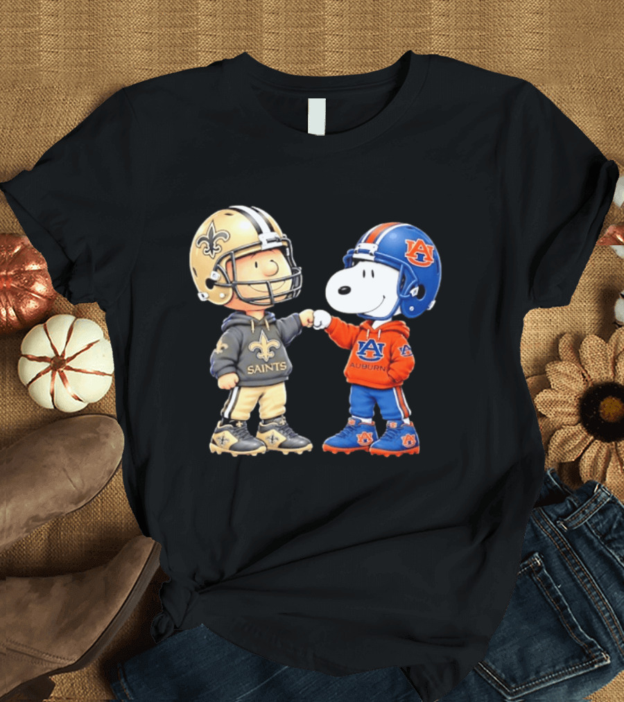 Charlie Brown Saints And Snoopy Auburn Tigers Fist Bump Football T-Shirt