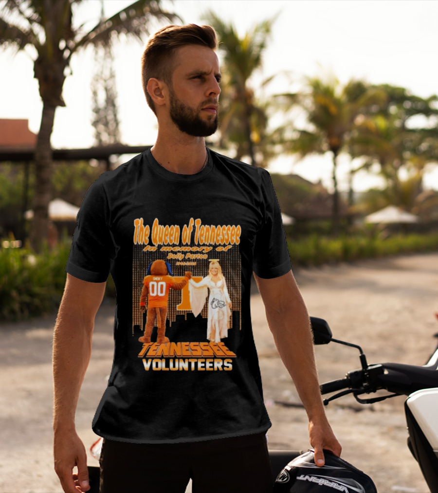The Queen Of Tennessee In Memory Of Dolly Parton Smoky Tennessee Volunteers 1946 2026 T-Shirt