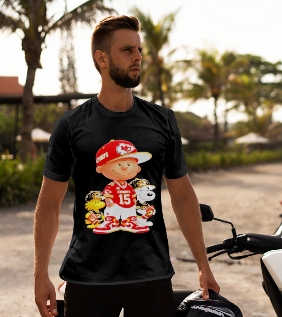 Peanuts Chiefs Patrick Mahomes Football Kansas City Charlie Brown Snoopy Woodstock T-Shirt