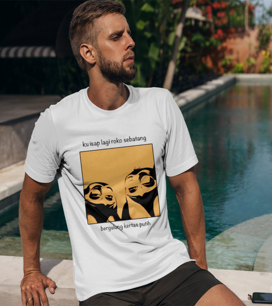 Ku Isap Lagi Roko Sebatang Bergulung Kertas Putih Private Kowalski T-Shirt