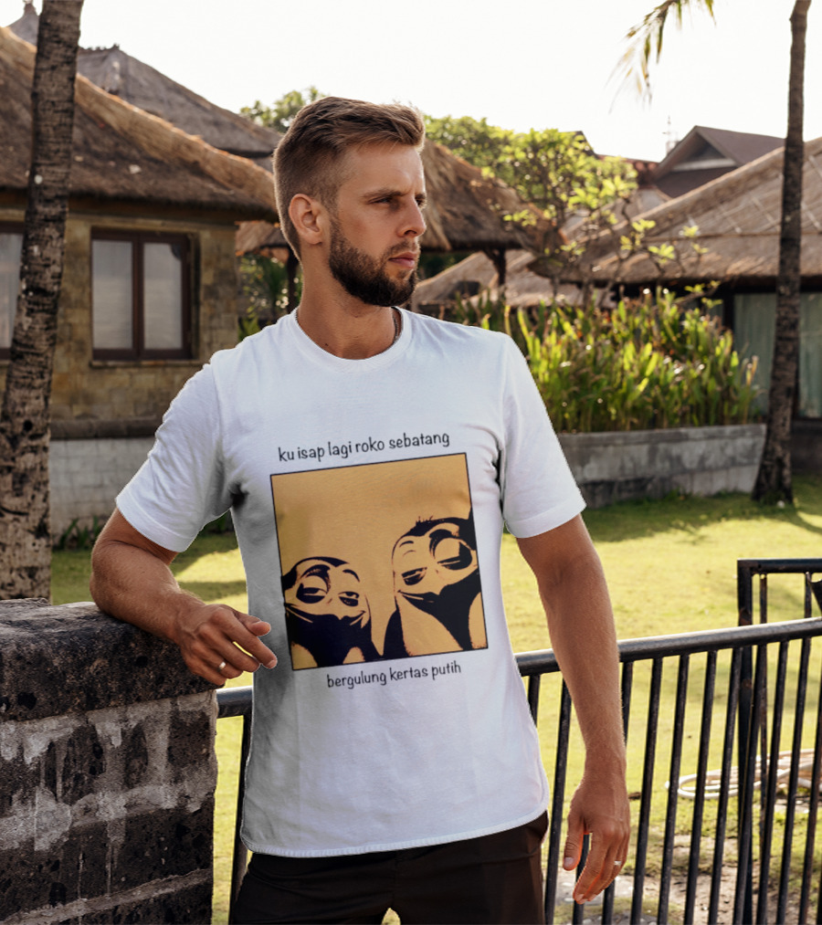 Ku Isap Lagi Roko Sebatang Bergulung Kertas Putih Private Kowalski T-Shirt