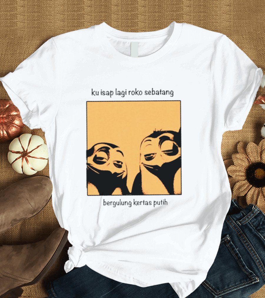 Ku Isap Lagi Roko Sebatang Bergulung Kertas Putih Private Kowalski T-Shirt