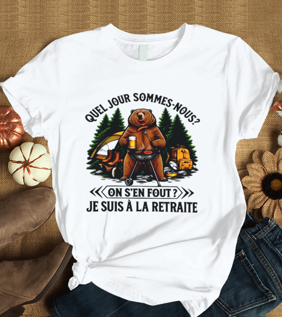 Quel Jour Sommes Nous On S'en Fout Je Suis à La Retraite Camping Bear In The Woods T-Shirt
