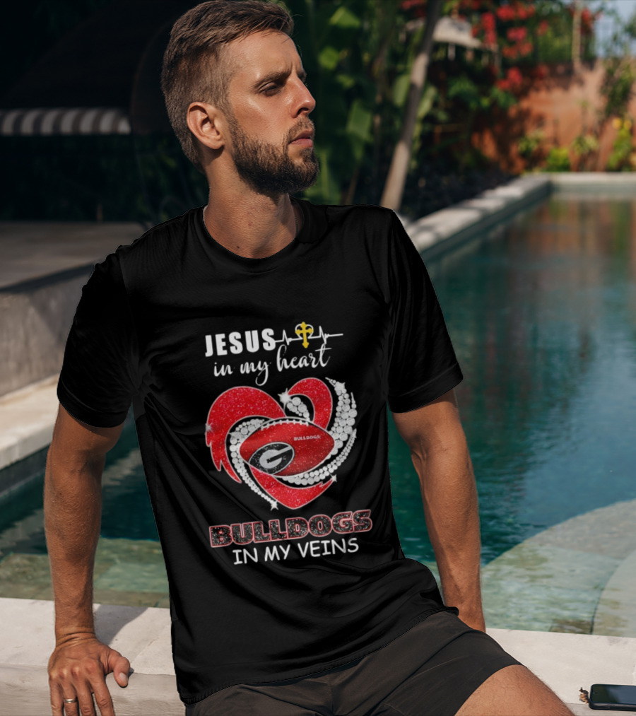 Jesus In My Heart Bulldogs In My Veins Diamond Heart T-Shirt