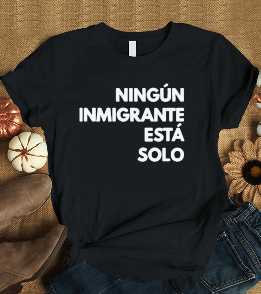 Mina Kimes Ningún Inmigrante Está Solo Message T-Shirt