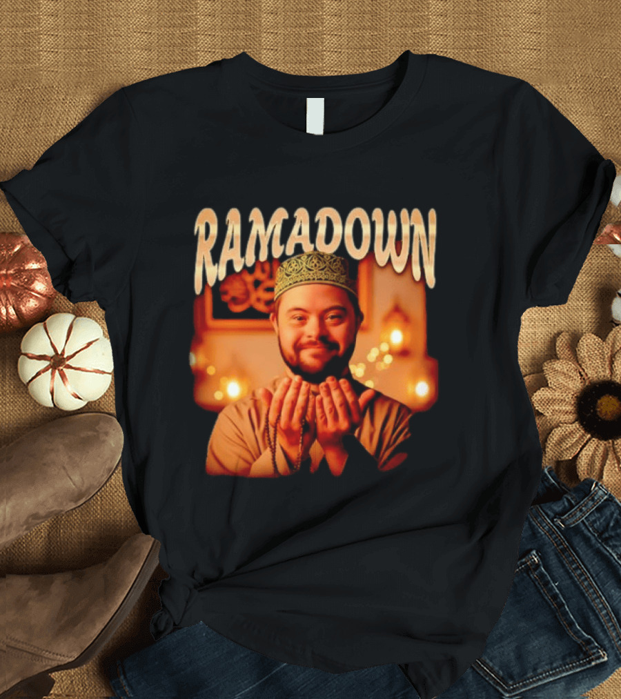 Ramadown Mens Kufi Malawi Hexa Series Smiling Man Praying Ramadan T-Shirt