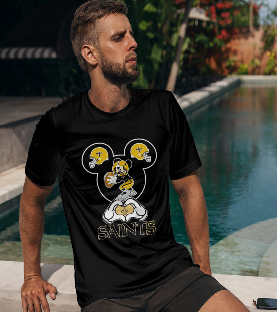 New Orleans Saints Mickey Mouse Football Heart Hands T-Shirt