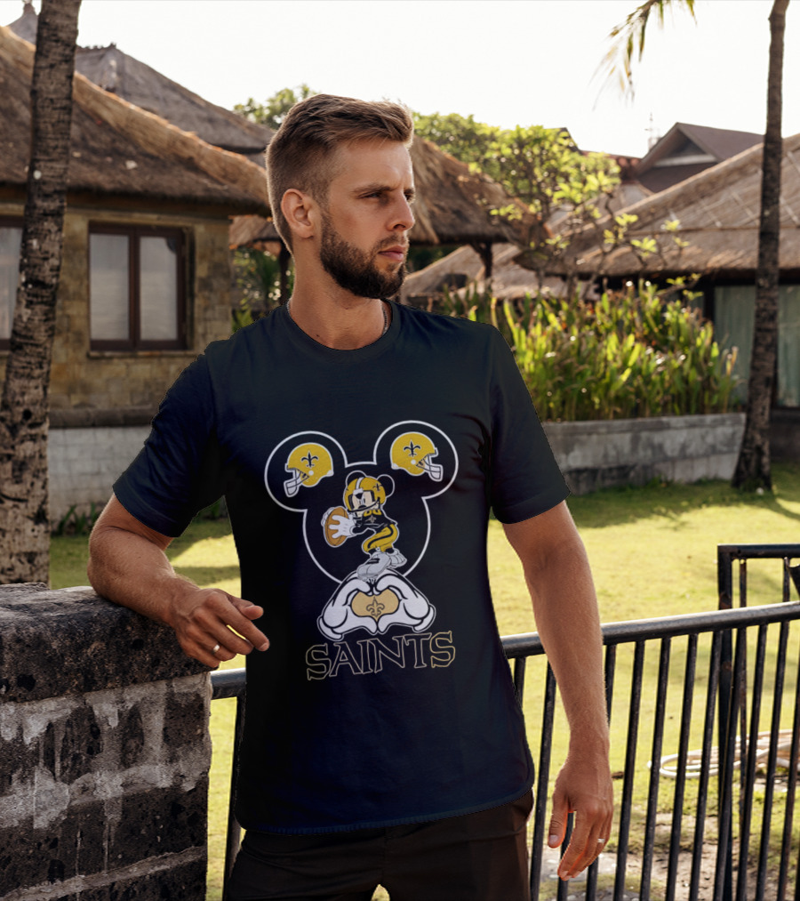 New Orleans Saints Mickey Mouse Football Heart Hands T-Shirt