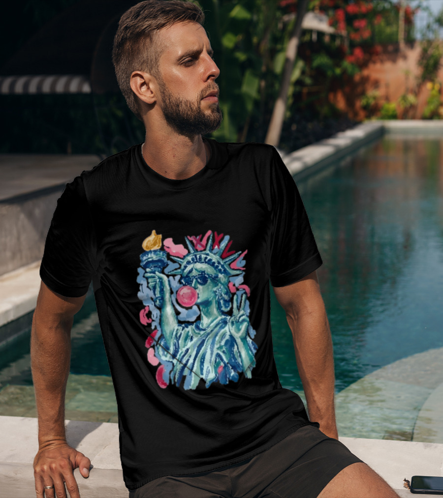 Statue Of Liberty With Bubble Gum And Peace Sign For 4th Of July T-Shirt
