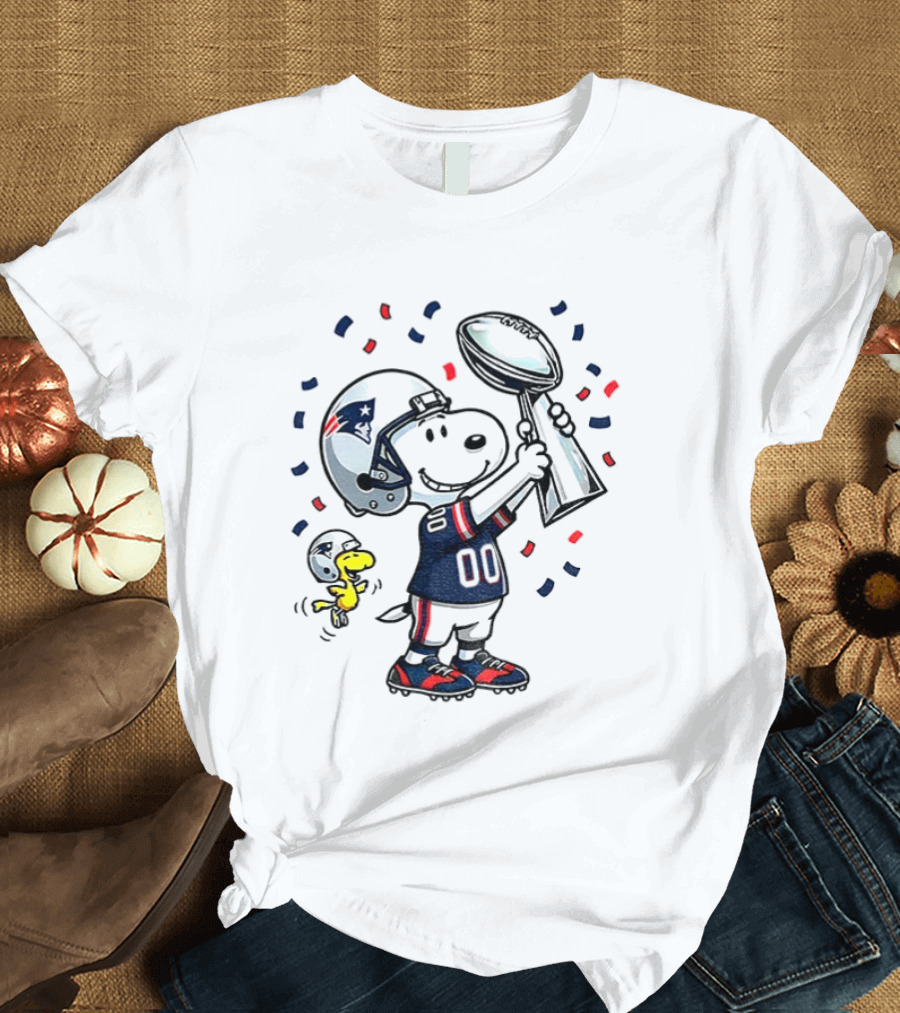 Snoopy Woodstock NFL New England Patriots Football Super Bowl Fun T-Shirt