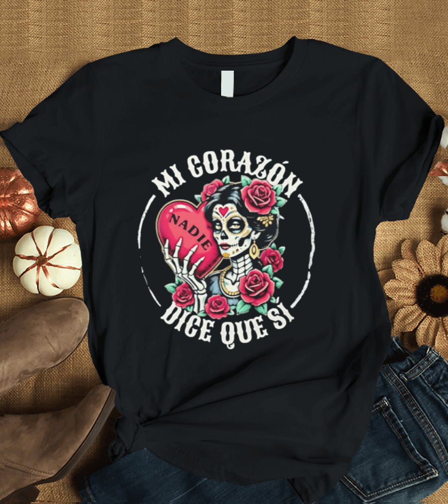 Mi Corazon Dice Que Si Nadie Flower Skeleton Girl With Heart And Roses T-Shirt