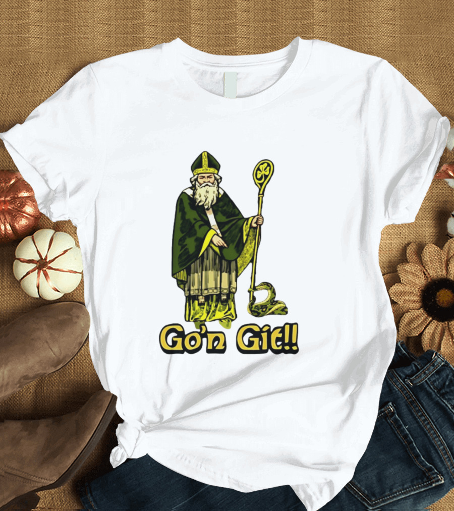 St Patrick With Shamrock Staff And Snake Go'n Git T-Shirt