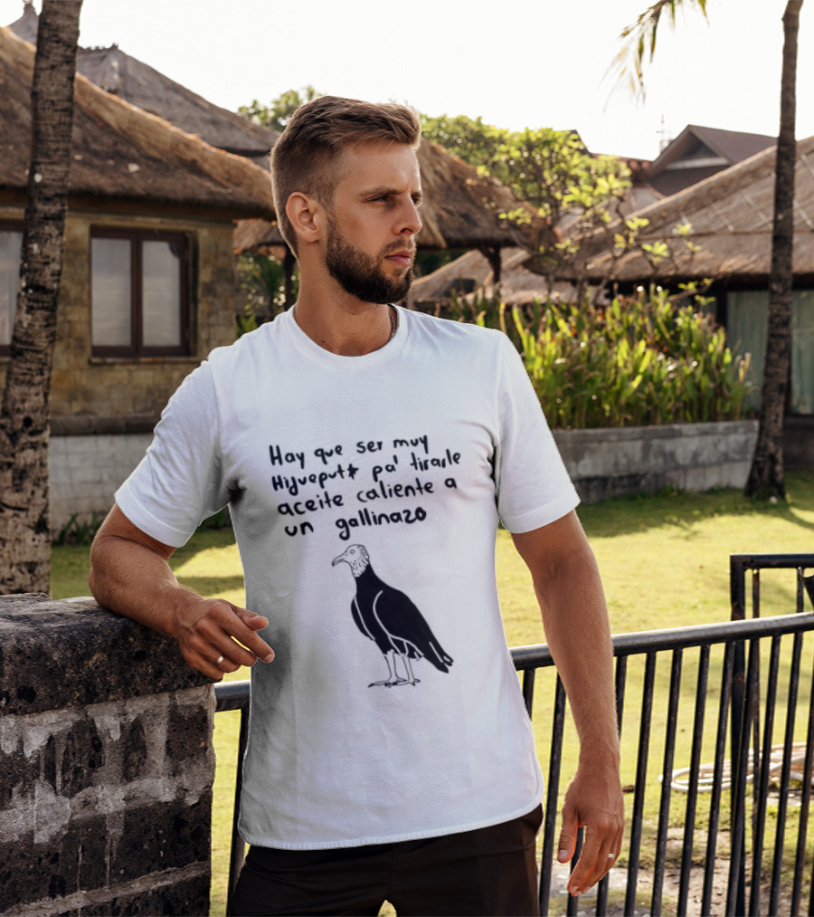 Hay Que Ser Muy Hijueputa Pa' Tirarle Aceite Caliente A Un Gallinazo Frase Humorística Con Dibujode Gallinazo T-Shirt