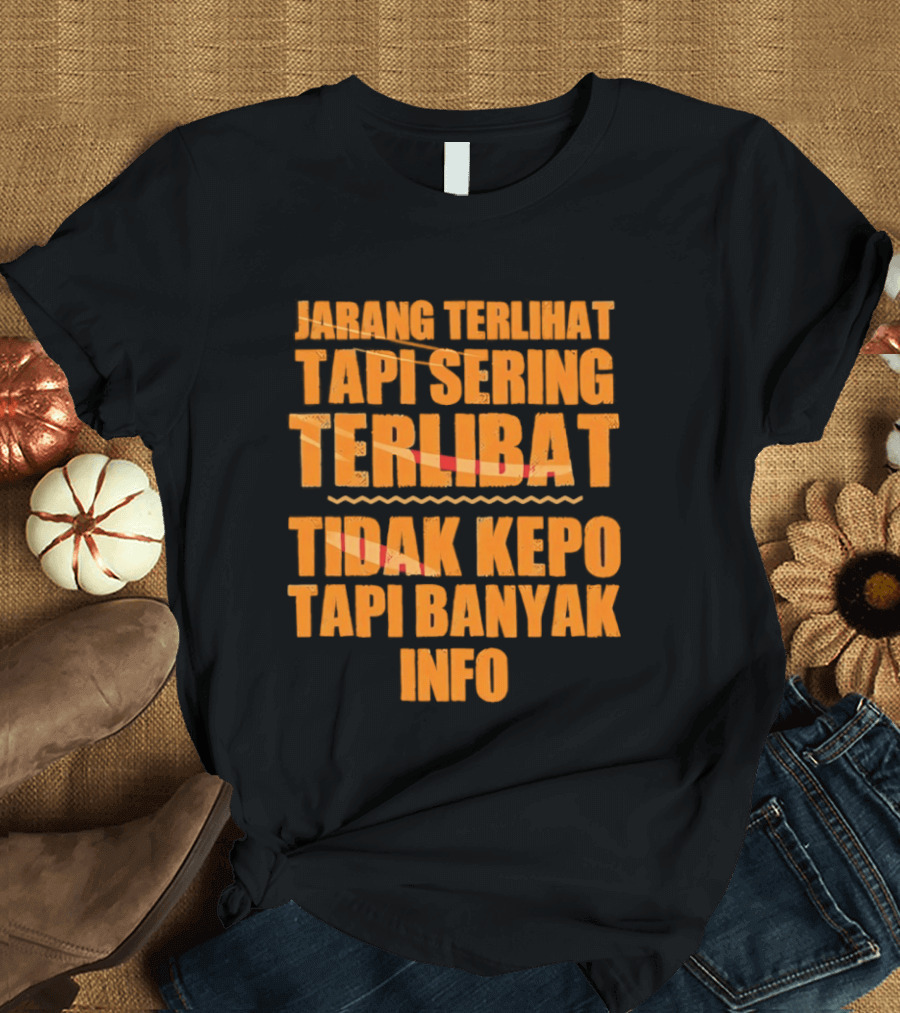 Jarang Terlihat Tapi Sering Terlibat Tidak Kepo Tapi Banyak Info Keren T-Shirt