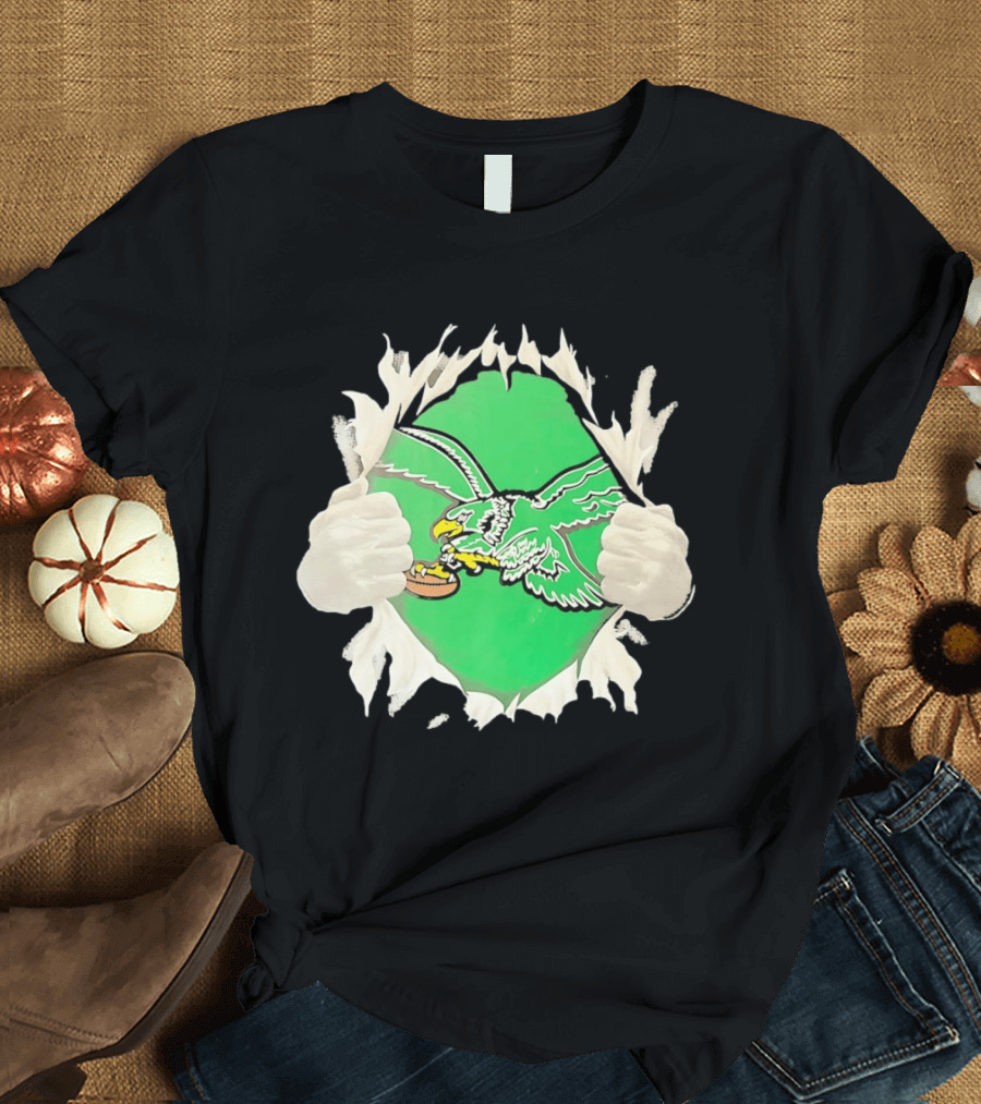 Philadelphia Eagles Vintage Chest Rip Football Fan T-Shirt