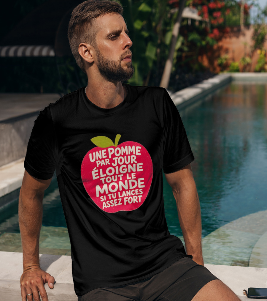 Une Pomme Par Jour Éloigne Tout Le Monde Si Tu Lances Assez Fort Humor Phrase T-Shirt