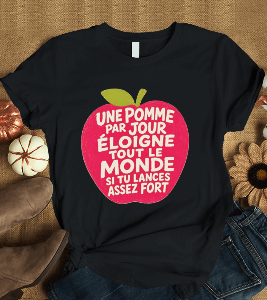 Une Pomme Par Jour Éloigne Tout Le Monde Si Tu Lances Assez Fort Humor Phrase T-Shirt