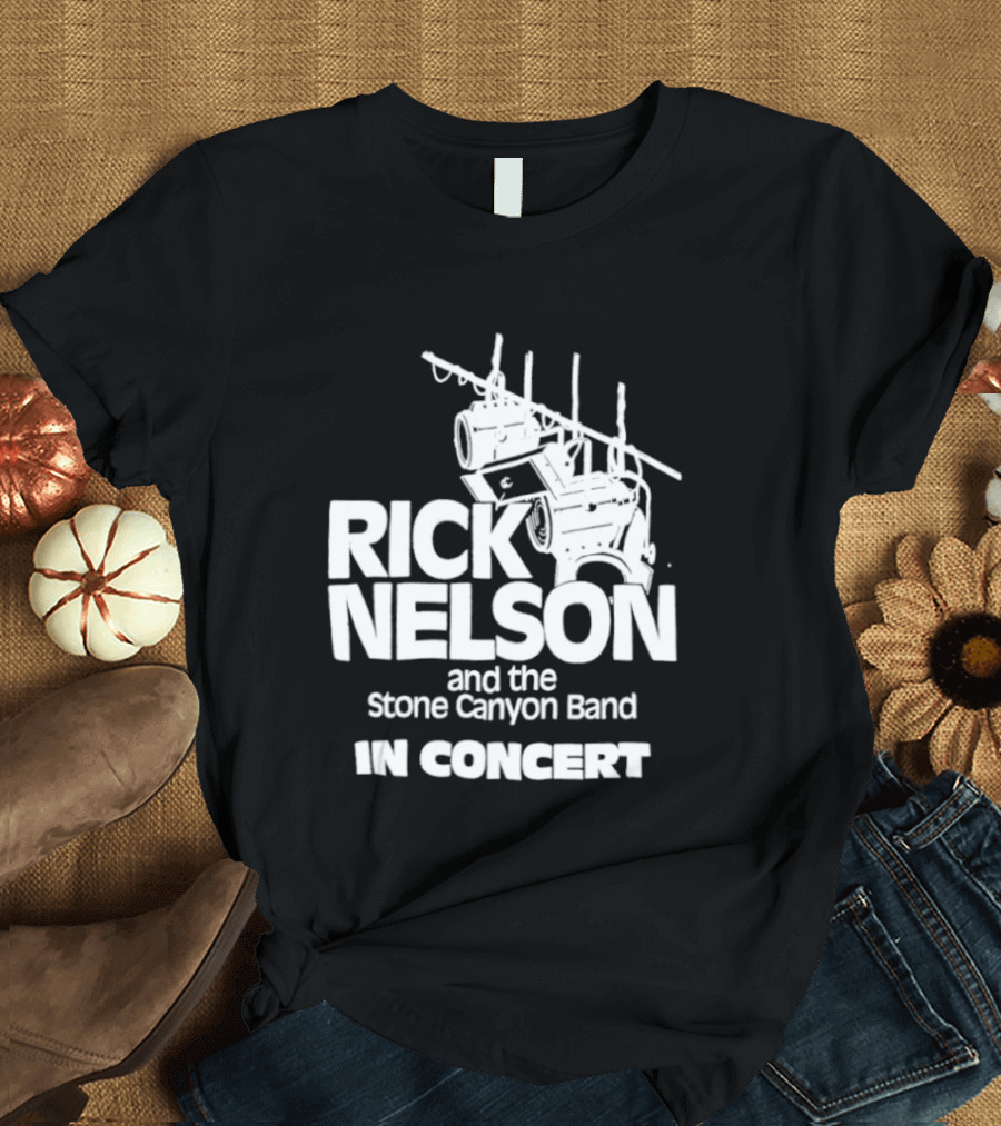 Rick Nelson And The Stone Canyon Band In Concert Trắng Trên Nền đen Dàn đèn Sân Khấu T-Shirt