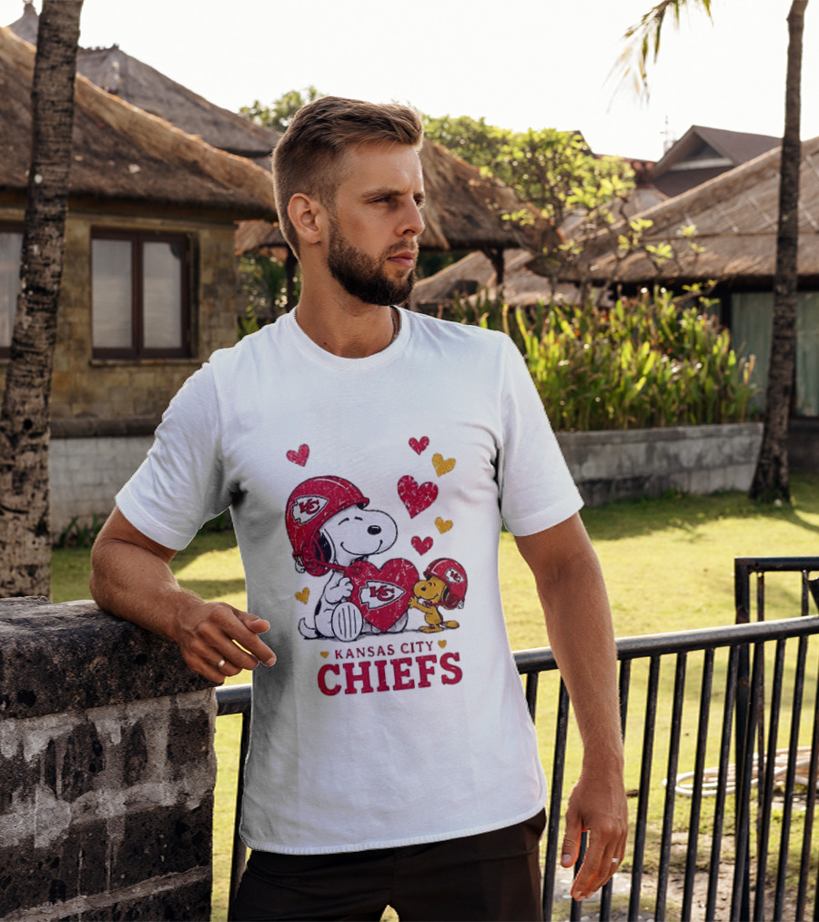 Kansas City Chiefs Peanuts Snoopy Hearts And Laughter T-Shirt