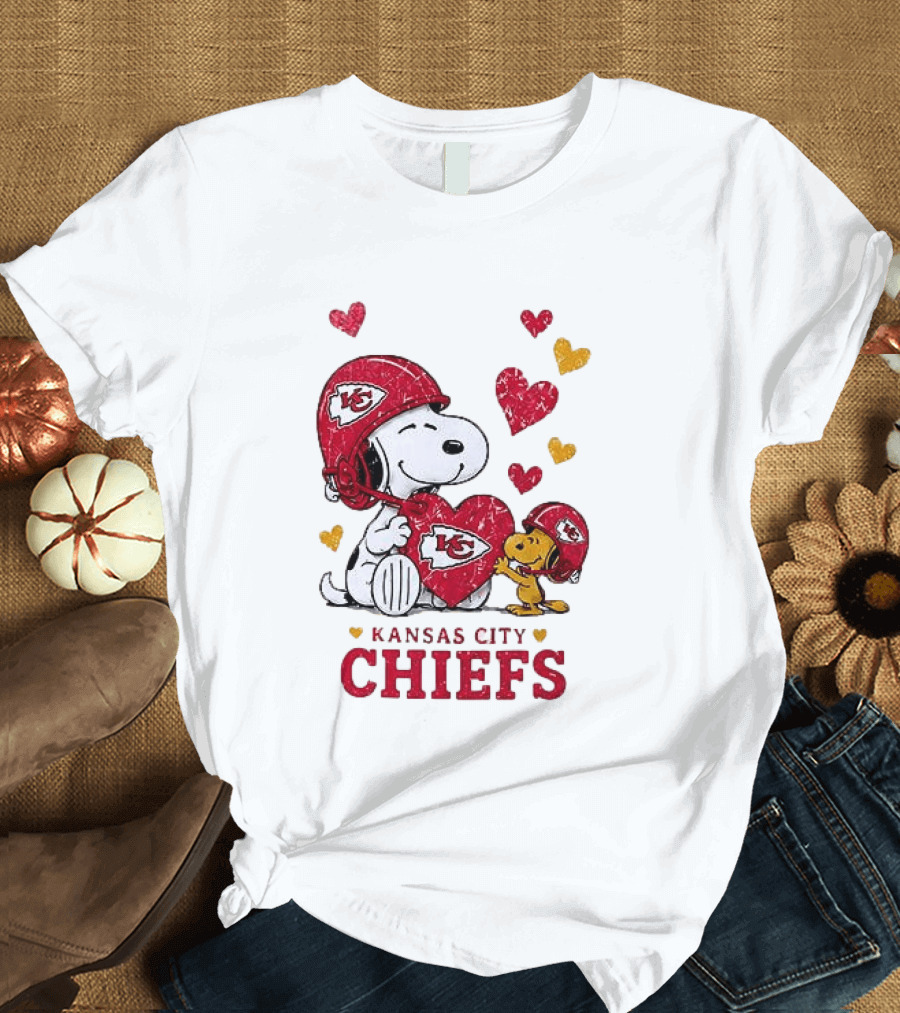 Kansas City Chiefs Peanuts Snoopy Hearts And Laughter T-Shirt